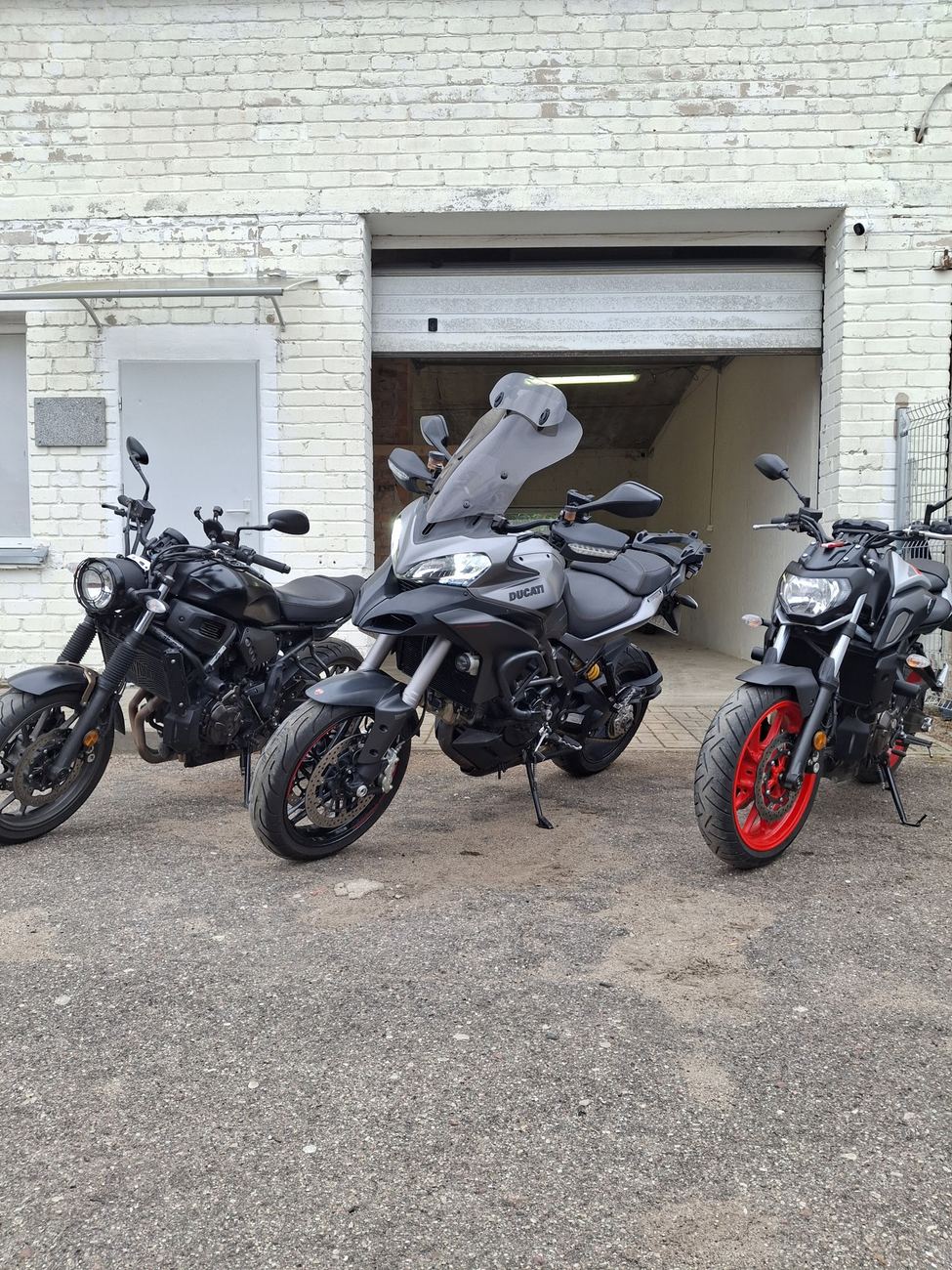 Trys motociklai prie serviso vartų J. Basanavičiaus g. 101B