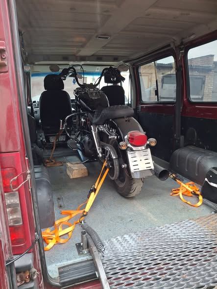 Motociklas pritvirtintas pervežimo furgone