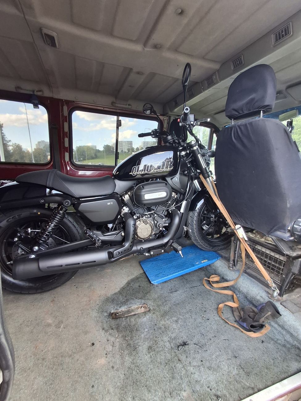 Motociklas pritvirtintas furgone pervežimui